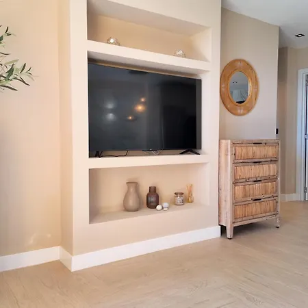 Luxury Renovated 2br - Oceanviews - Pool - Torremuelle Apartment